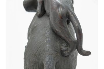 金工師　塚原常光作　象とライオンの戦い　高さ34cm　重量約6.2kg　ブロンズ像(ゾウ1体、トラ2体、置物、オブジェ)(R-069708)