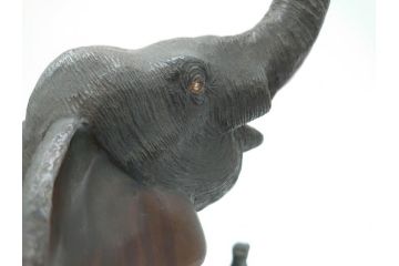 金工師　塚原常光作　象とライオンの戦い　高さ34cm　重量約6.2kg　ブロンズ像(ゾウ1体、トラ2体、置物、オブジェ)(R-069708)