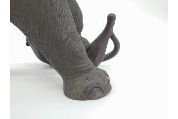 金工師　塚原常光作　象とライオンの戦い　高さ34cm　重量約6.2kg　ブロンズ像(ゾウ1体、トラ2体、置物、オブジェ)(R-069708)
