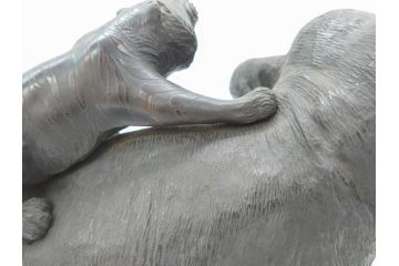 金工師　塚原常光作　象とライオンの戦い　高さ34cm　重量約6.2kg　ブロンズ像(ゾウ1体、トラ2体、置物、オブジェ)(R-069708)