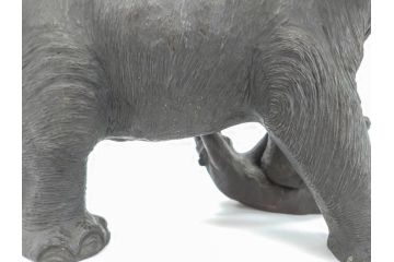 金工師　塚原常光作　象とライオンの戦い　高さ34cm　重量約6.2kg　ブロンズ像(ゾウ1体、トラ2体、置物、オブジェ)(R-069708)