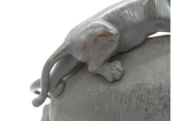 金工師　塚原常光作　象とライオンの戦い　高さ34cm　重量約6.2kg　ブロンズ像(ゾウ1体、トラ2体、置物、オブジェ)(R-069708)