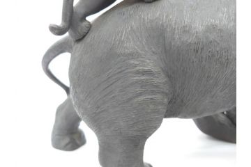 金工師　塚原常光作　象とライオンの戦い　高さ34cm　重量約6.2kg　ブロンズ像(ゾウ1体、トラ2体、置物、オブジェ)(R-069708)