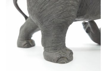 金工師　塚原常光作　象とライオンの戦い　高さ34cm　重量約6.2kg　ブロンズ像(ゾウ1体、トラ2体、置物、オブジェ)(R-069708)
