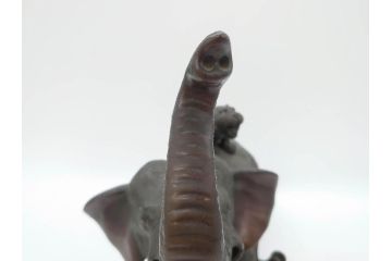 金工師　塚原常光作　象とライオンの戦い　高さ34cm　重量約6.2kg　ブロンズ像(ゾウ1体、トラ2体、置物、オブジェ)(R-069708)