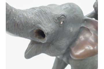 金工師　塚原常光作　象とライオンの戦い　高さ34cm　重量約6.2kg　ブロンズ像(ゾウ1体、トラ2体、置物、オブジェ)(R-069708)