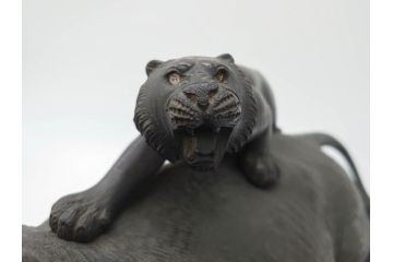金工師　塚原常光作　象とライオンの戦い　高さ34cm　重量約6.2kg　ブロンズ像(ゾウ1体、トラ2体、置物、オブジェ)(R-069708)