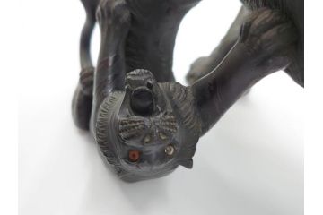 金工師　塚原常光作　象とライオンの戦い　高さ34cm　重量約6.2kg　ブロンズ像(ゾウ1体、トラ2体、置物、オブジェ)(R-069708)