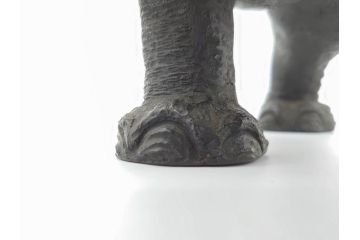金工師　塚原常光作　象とライオンの戦い　高さ34cm　重量約6.2kg　ブロンズ像(ゾウ1体、トラ2体、置物、オブジェ)(R-069708)