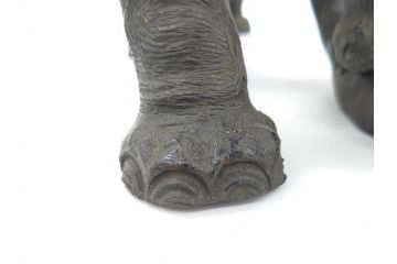 金工師　塚原常光作　象とライオンの戦い　高さ34cm　重量約6.2kg　ブロンズ像(ゾウ1体、トラ2体、置物、オブジェ)(R-069708)
