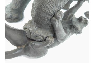 金工師　塚原常光作　象とライオンの戦い　高さ34cm　重量約6.2kg　ブロンズ像(ゾウ1体、トラ2体、置物、オブジェ)(R-069708)