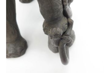 金工師　塚原常光作　象とライオンの戦い　高さ34cm　重量約6.2kg　ブロンズ像(ゾウ1体、トラ2体、置物、オブジェ)(R-069708)