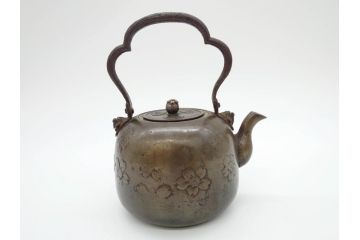 時代物　桜紋が味わい深い魅力を放つ湯沸(銅瓶、鉄瓶、茶道具、湯瓶、共箱付き)(R-069714)