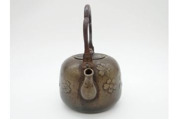 時代物　桜紋が味わい深い魅力を放つ湯沸(銅瓶、鉄瓶、茶道具、湯瓶、共箱付き)(R-069714)