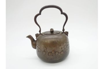 時代物　桜紋が味わい深い魅力を放つ湯沸(銅瓶、鉄瓶、茶道具、湯瓶、共箱付き)(R-069714)