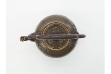 時代物　桜紋が味わい深い魅力を放つ湯沸(銅瓶、鉄瓶、茶道具、湯瓶、共箱付き)(R-069714)