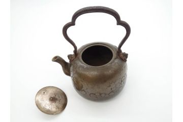 時代物　桜紋が味わい深い魅力を放つ湯沸(銅瓶、鉄瓶、茶道具、湯瓶、共箱付き)(R-069714)