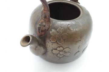 時代物　桜紋が味わい深い魅力を放つ湯沸(銅瓶、鉄瓶、茶道具、湯瓶、共箱付き)(R-069714)