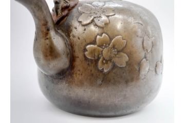時代物　桜紋が味わい深い魅力を放つ湯沸(銅瓶、鉄瓶、茶道具、湯瓶、共箱付き)(R-069714)