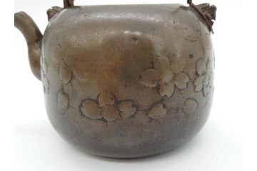 時代物　桜紋が味わい深い魅力を放つ湯沸(銅瓶、鉄瓶、茶道具、湯瓶、共箱付き)(R-069714)