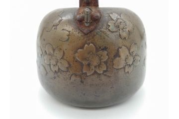 時代物　桜紋が味わい深い魅力を放つ湯沸(銅瓶、鉄瓶、茶道具、湯瓶、共箱付き)(R-069714)