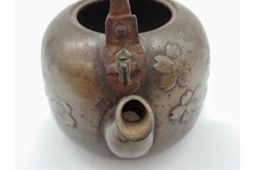 時代物　桜紋が味わい深い魅力を放つ湯沸(銅瓶、鉄瓶、茶道具、湯瓶、共箱付き)(R-069714)