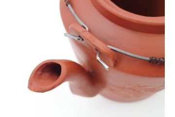 中国　朱泥　源典炳記　花鳥図　茶道具　繊細なデザインが彫られた急須(共箱付き、和食器、茶器)(R-069715)