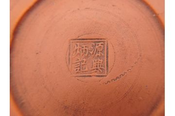 中国　朱泥　源典炳記　花鳥図　茶道具　繊細なデザインが彫られた急須(共箱付き、和食器、茶器)(R-069715)