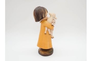 イタリア　ANRI(アンリ)　Juan FERRANDIZ(ホアンフェランディス)　子羊を抱く少女　笑顔が可愛らしい木彫り人形(ウッドドール、置物)(R-069719)