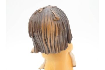 イタリア　ANRI(アンリ)　Juan FERRANDIZ(ホアンフェランディス)　子羊を抱く少女　笑顔が可愛らしい木彫り人形(ウッドドール、置物)(R-069719)