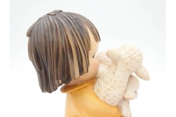 イタリア　ANRI(アンリ)　Juan FERRANDIZ(ホアンフェランディス)　子羊を抱く少女　笑顔が可愛らしい木彫り人形(ウッドドール、置物)(R-069719)