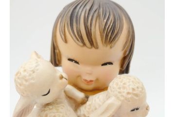 イタリア　ANRI(アンリ)　Juan FERRANDIZ(ホアンフェランディス)　子羊を抱く少女　笑顔が可愛らしい木彫り人形(ウッドドール、置物)(R-069719)