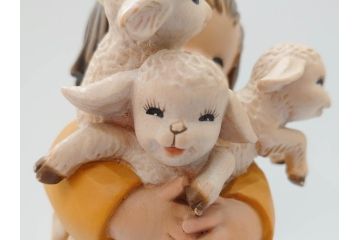 イタリア　ANRI(アンリ)　Juan FERRANDIZ(ホアンフェランディス)　子羊を抱く少女　笑顔が可愛らしい木彫り人形(ウッドドール、置物)(R-069719)