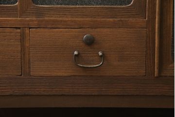 和製アンティーク　桐箪笥リメイク　ノスタルジックな雰囲気を醸し出す脚付きローボード(サイドボード、サイドキャビネット、テレビ台、テレビボード、収納棚、戸棚)(R-069728)