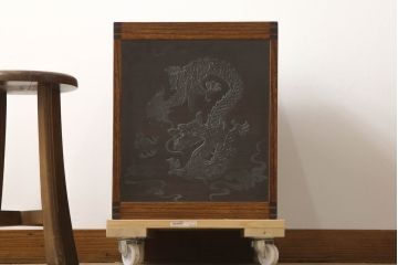 中古　美品　岩手県　箪笥工房はこや　家具職人　木戸良平作　総桐　手打ち金具　繊細な龍のエッチングガラスが美しい総漆塗りの収納箱(木製箱、収納ケース)(R-069730)