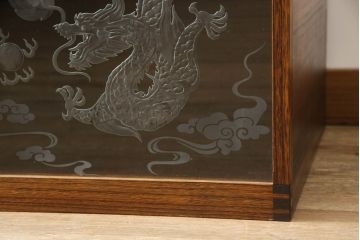 中古　美品　岩手県　箪笥工房はこや　家具職人　木戸良平作　総桐　手打ち金具　繊細な龍のエッチングガラスが美しい総漆塗りの収納箱(木製箱、収納ケース)(R-069730)