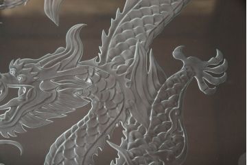 中古　美品　岩手県　箪笥工房はこや　家具職人　木戸良平作　総桐　手打ち金具　繊細な龍のエッチングガラスが美しい総漆塗りの収納箱(木製箱、収納ケース)(R-069730)