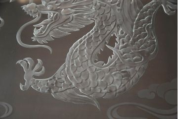 中古　美品　岩手県　箪笥工房はこや　家具職人　木戸良平作　総桐　手打ち金具　繊細な龍のエッチングガラスが美しい総漆塗りの収納箱(木製箱、収納ケース)(R-069730)