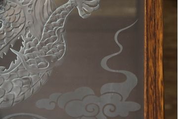 中古　美品　岩手県　箪笥工房はこや　家具職人　木戸良平作　総桐　手打ち金具　繊細な龍のエッチングガラスが美しい総漆塗りの収納箱(木製箱、収納ケース)(R-069730)