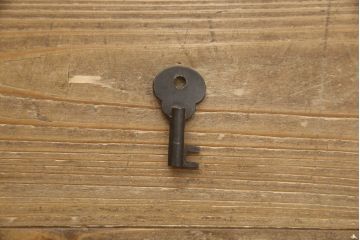 中古　美品　岩手県　箪笥工房はこや　家具職人　木戸良平作　総桐　手打ち金具　繊細な龍のエッチングガラスが美しい総漆塗りの収納箱(木製箱、収納ケース)(R-069730)
