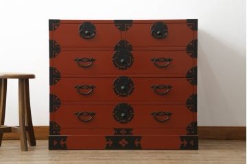 中古　美品　落ち着いた色合いの朱塗りが魅力的な米沢箪笥(衣装箪笥、和タンス、収納たんす、民芸箪笥、チェスト、引き出し)(R-069733)