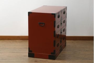 中古　美品　落ち着いた色合いの朱塗りが魅力的な米沢箪笥(衣装箪笥、和タンス、収納たんす、民芸箪笥、チェスト、引き出し)(R-069733)