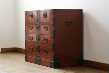 中古　美品　落ち着いた色合いの朱塗りが魅力的な米沢箪笥(衣装箪笥、和タンス、収納たんす、民芸箪笥、チェスト、引き出し)(R-069733)