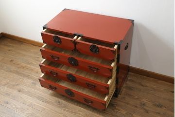 中古　美品　落ち着いた色合いの朱塗りが魅力的な米沢箪笥(衣装箪笥、和タンス、収納たんす、民芸箪笥、チェスト、引き出し)(R-069733)