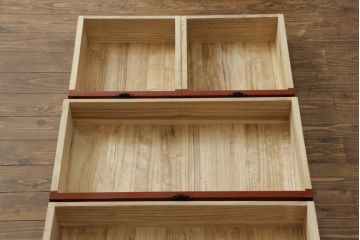 中古　美品　落ち着いた色合いの朱塗りが魅力的な米沢箪笥(衣装箪笥、和タンス、収納たんす、民芸箪笥、チェスト、引き出し)(R-069733)