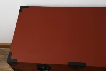 中古　美品　落ち着いた色合いの朱塗りが魅力的な米沢箪笥(衣装箪笥、和タンス、収納たんす、民芸箪笥、チェスト、引き出し)(R-069733)