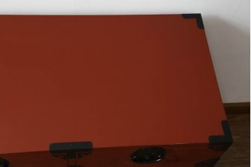 中古　美品　落ち着いた色合いの朱塗りが魅力的な米沢箪笥(衣装箪笥、和タンス、収納たんす、民芸箪笥、チェスト、引き出し)(R-069733)