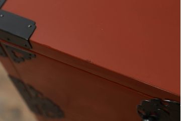 中古　美品　落ち着いた色合いの朱塗りが魅力的な米沢箪笥(衣装箪笥、和タンス、収納たんす、民芸箪笥、チェスト、引き出し)(R-069733)