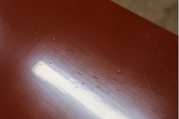 中古　美品　落ち着いた色合いの朱塗りが魅力的な米沢箪笥(衣装箪笥、和タンス、収納たんす、民芸箪笥、チェスト、引き出し)(R-069733)