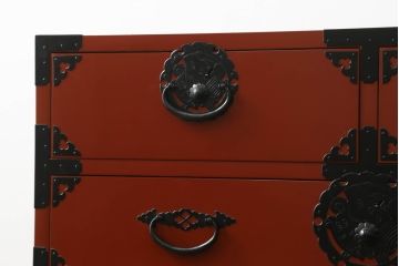 中古　美品　落ち着いた色合いの朱塗りが魅力的な米沢箪笥(衣装箪笥、和タンス、収納たんす、民芸箪笥、チェスト、引き出し)(R-069733)